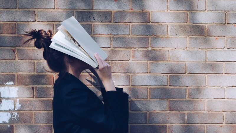 woman with book prynadiyi